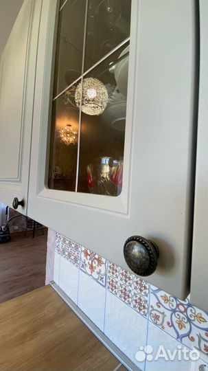 Угловая кухня под потолок на заказ в Омске