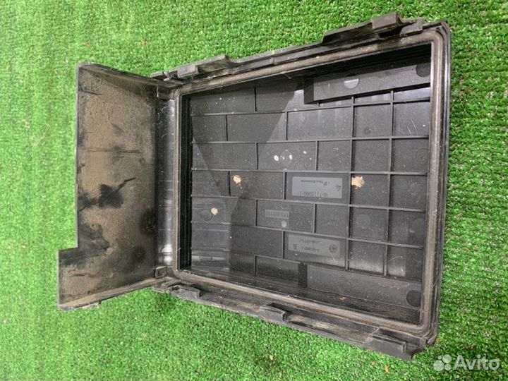 Крышка блока предохранителей Volkswagen Golf