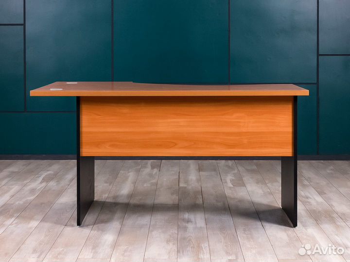 Угловой стол для персонала