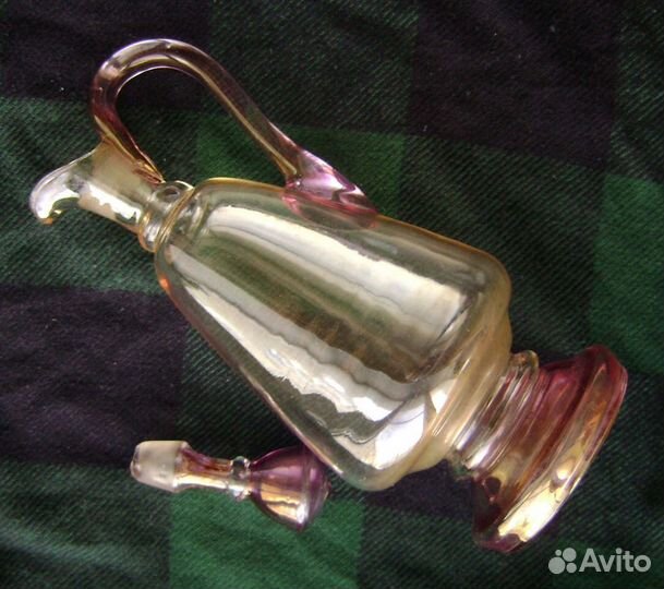 Старинный графин с рюмками на подносе