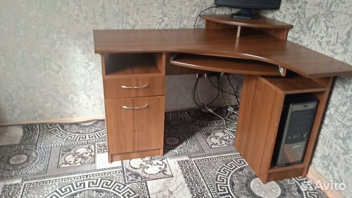 Компьютерный стол