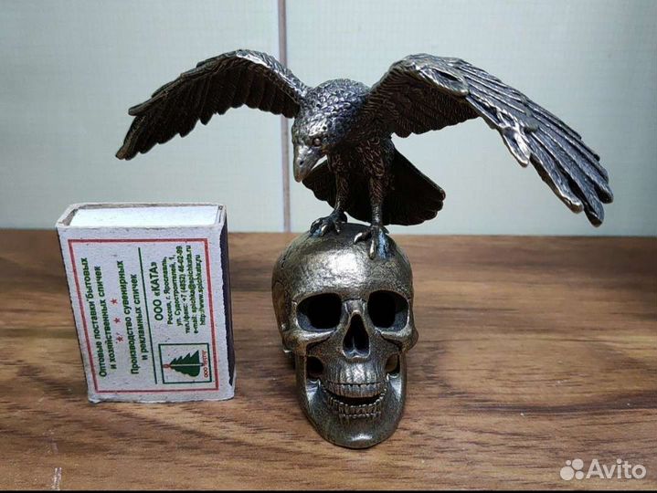 Бронзовая фигурка орёл на черепе