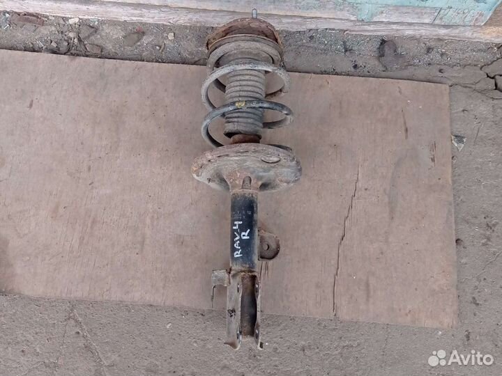 Передняя правая стойки Toyota RAV4 2008 год