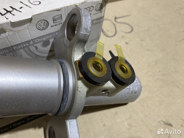 Главный тормозной цилиндр VAG 8E0611021 Новый