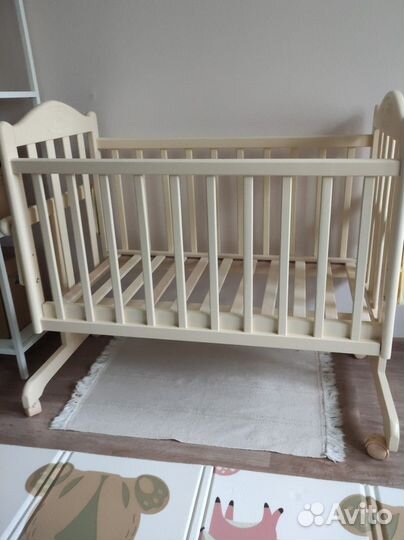 Детская кроватка с маятником