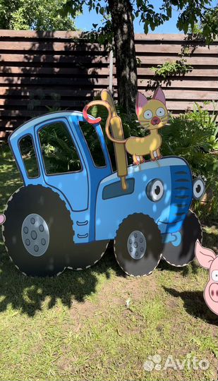 Фотозона синий трактор