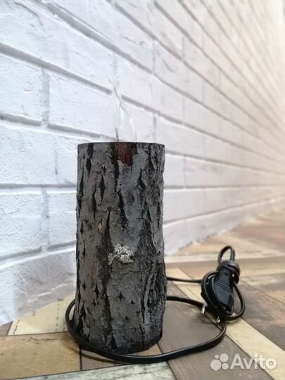 Декоративный настольный светильник из спила дерева