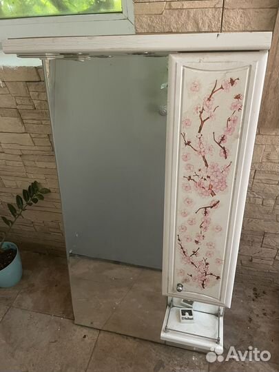 Зеркало со шкафчиком и подсветкой