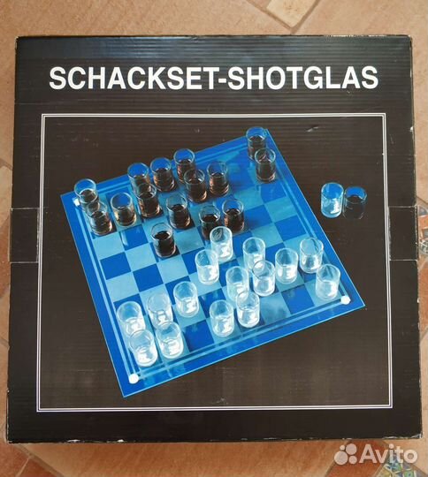 Шахматы в виде стаканчиков на стеклянной доске