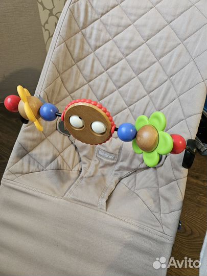 Шезлонг babybjorn с игрушкой