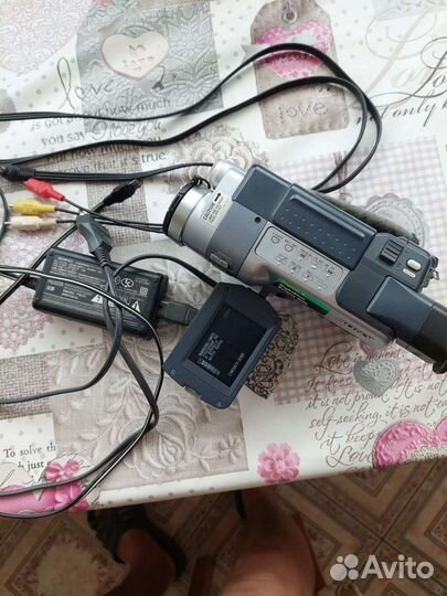 Видеокамера Sony DCR-TRV147E