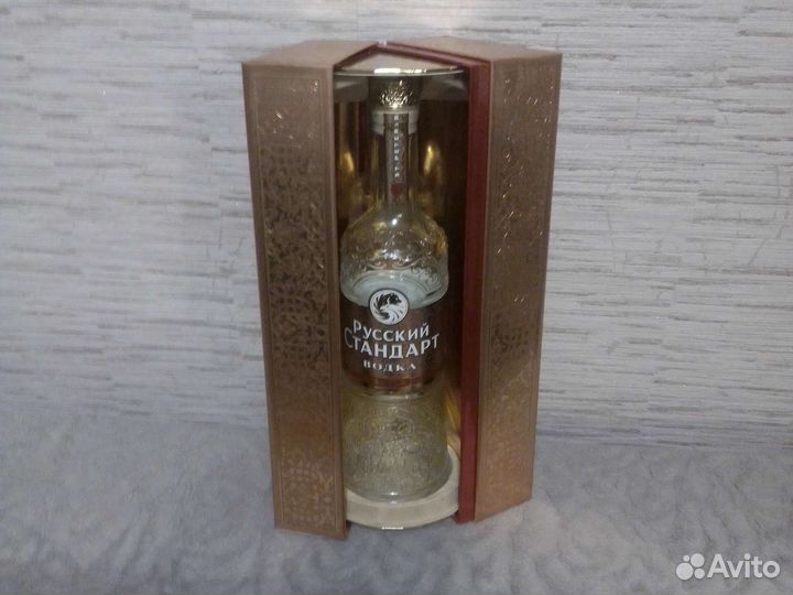 Коробка с бутылкой из под водки