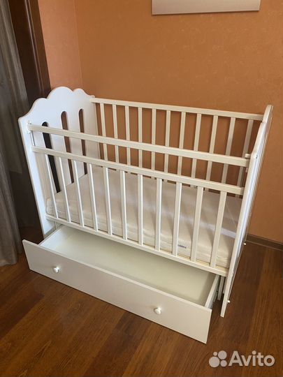 Детская кроватка с маятником и ящиком