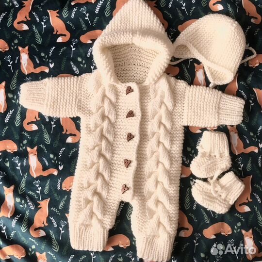 Вязаный костюм для новорожденного