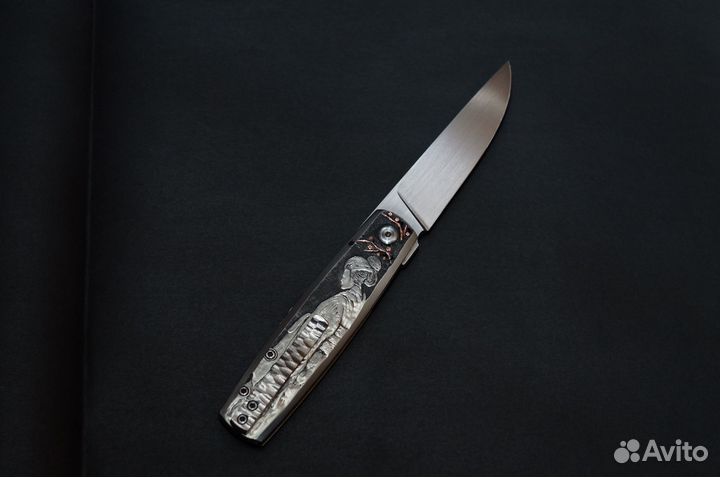 Нож с ручной гравировкой