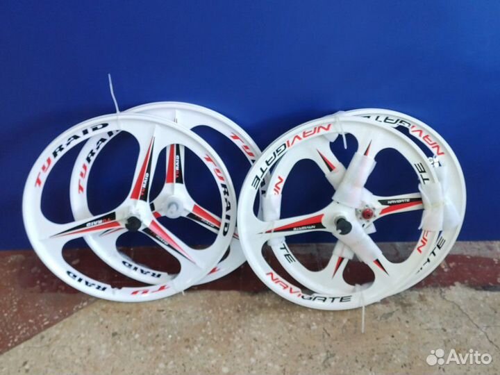 Обода литые на велосипед белые три луча