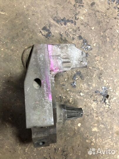 Кронштейн крепления двс Volkswagen Passat B6