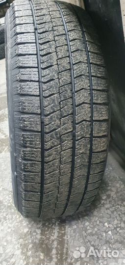 Bridgestone Blizzak VRX2 215/60 R16