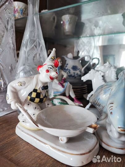 Фарфор статуэтка клоун с тележкой