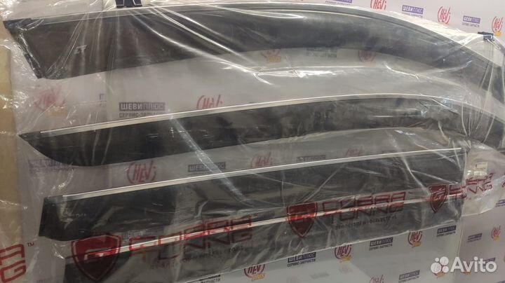 Дефлектора на двери с хром полосой Cadillac XT6