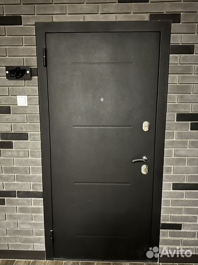 Фирменая метталичекая дверь с белой панелью