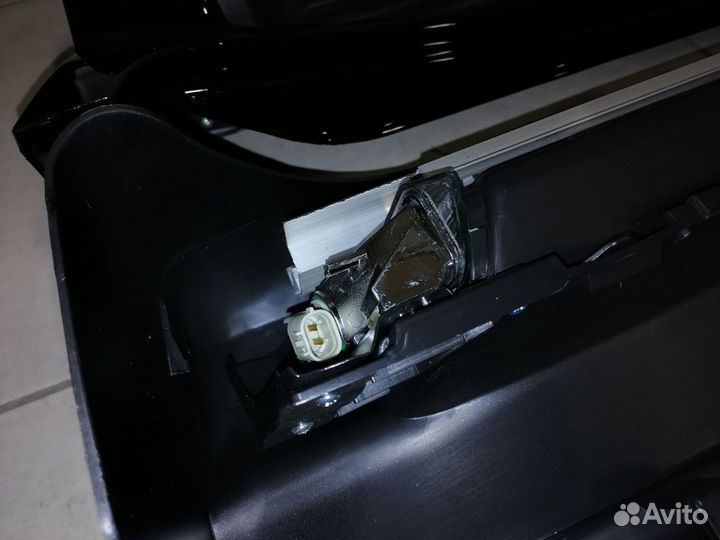 Пороги Toyota Land Cruiser 200 с подсветкой черные