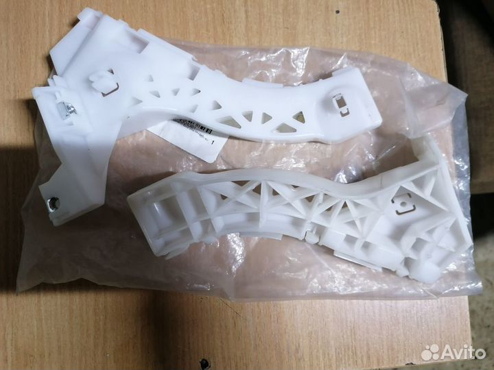 Кронштейн бампера правый Mazda