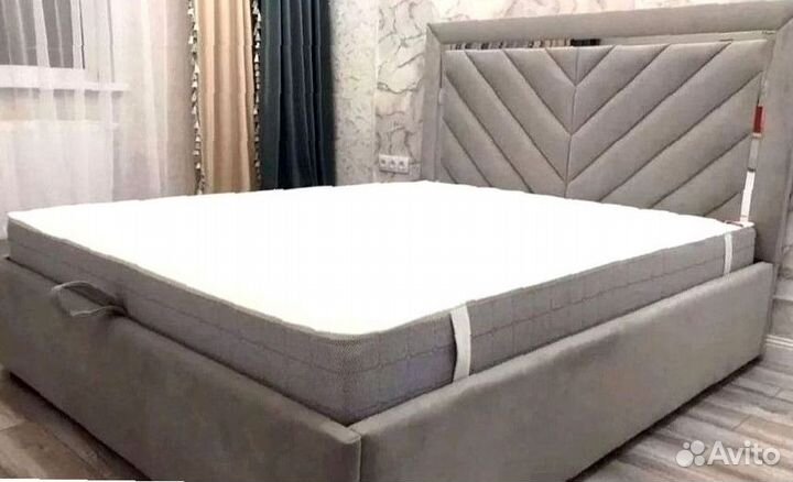Двуспальная кроватьс мягким изголовьем