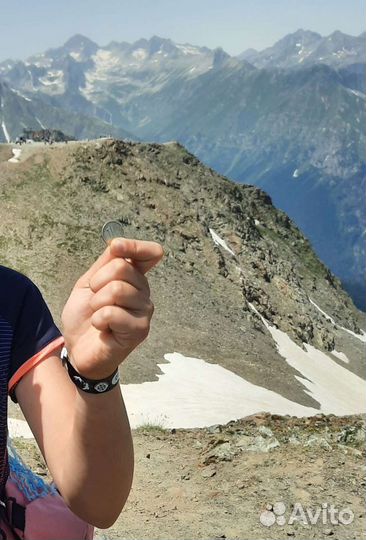 Монета и камень с вершины горы Домбай