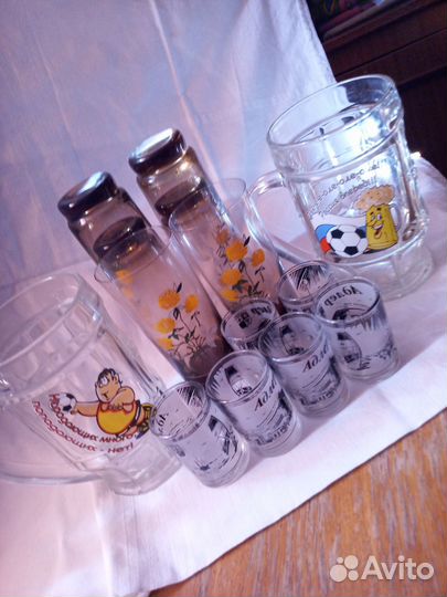 Настенная тарелка и разная посуда