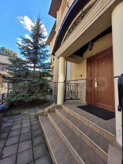 Дом 707,6 м² на участке 6,1 сот.