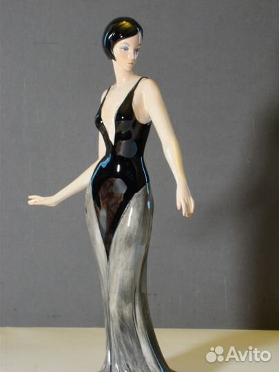 Статуэтка фарфоровая 