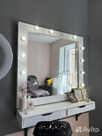 Гримерное зеркало с лампочками