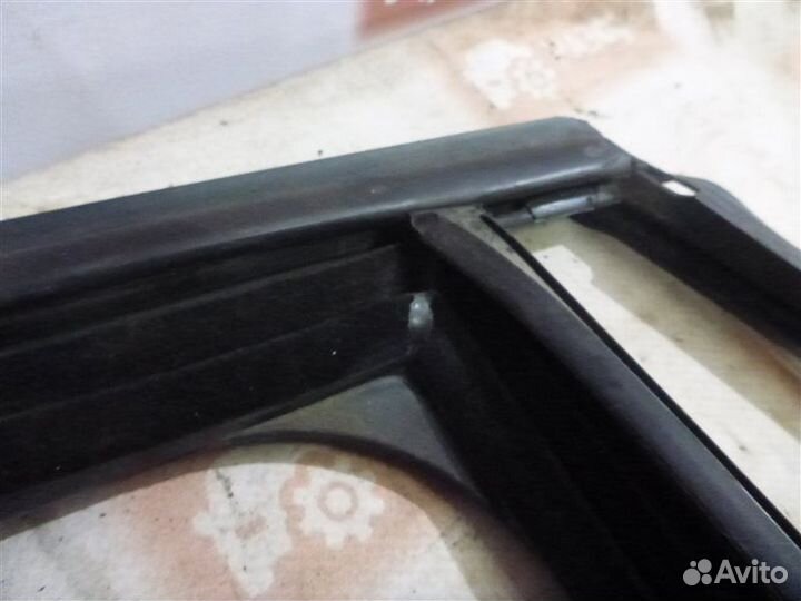 Уплотнительная резинка стекла задняя правая