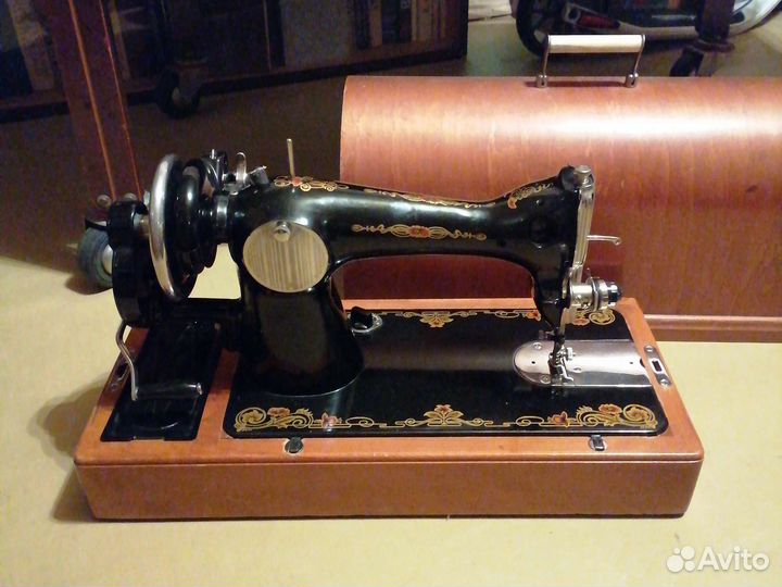 Швейная машина Подольск в деревянном коробе