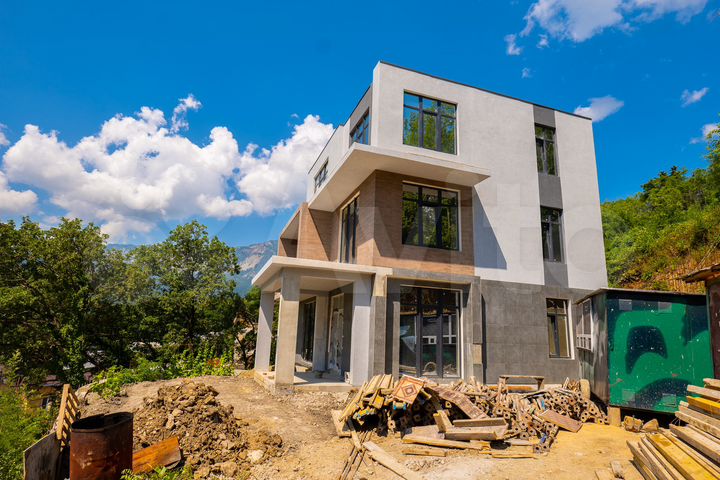 Дом 305 м² на участке 6 сот.