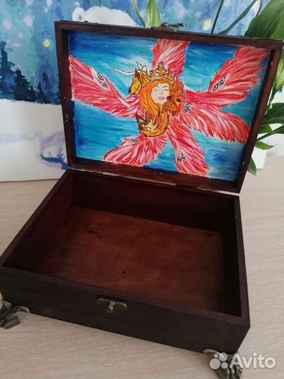 Деревянная шкатулка