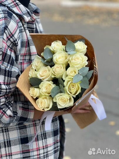 Букеты из 15 роз + эвкалипт