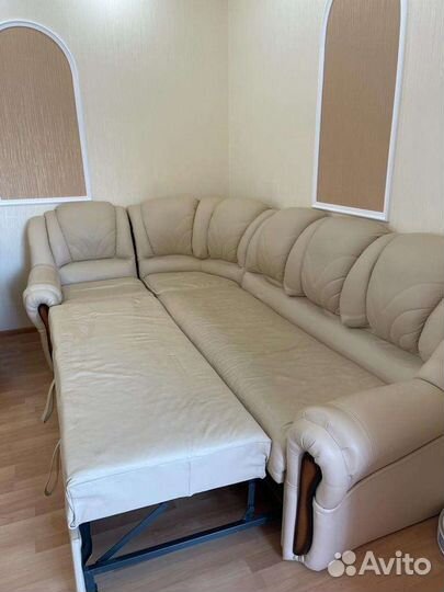 Кожаный диван