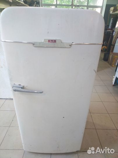 Холодильник ЗИЛ Москва 60-х годов под реставрацию