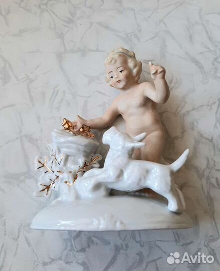 Фарфоровая статуэтка Путти с собакой Германия