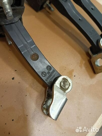 Ограничитель двери LADA vesta 2018 года. Комплект