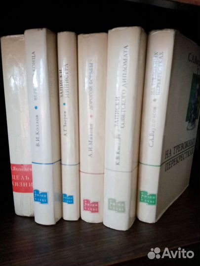 Полка книжная