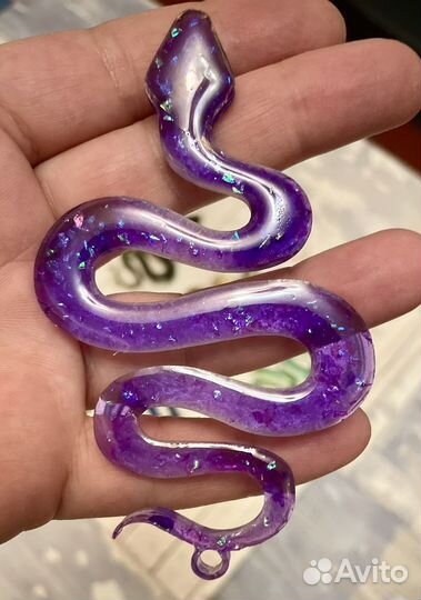 Елочная игрушка из эпоксидной смолы змея