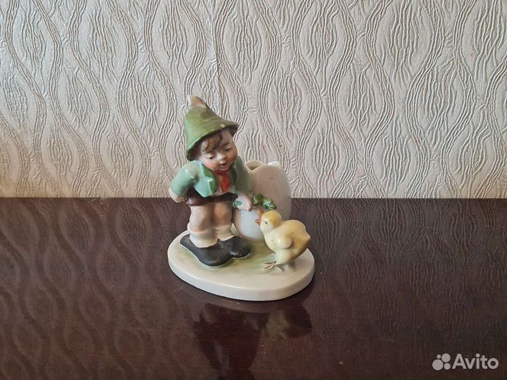 Мальчик с цыпленком фарфор Германия
