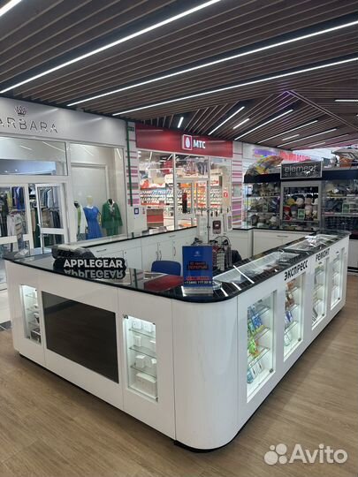 Два островка с мобильными аксессуарами