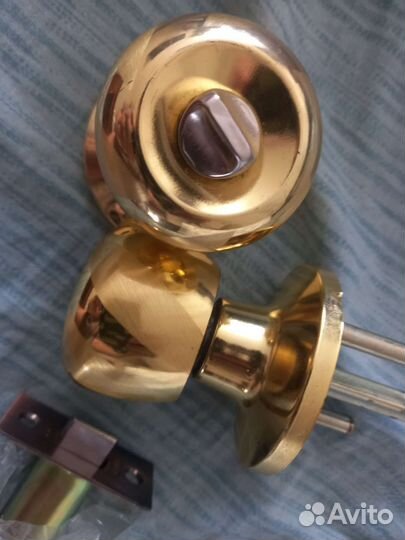 Дверная ручка с защелкой