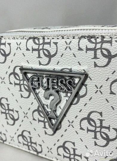 Сумка Guess через плечо: подчеркните стиль