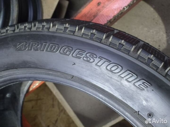 Bridgestone Blizzak VRX 235/45 R17