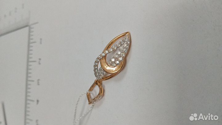 Золотая подвеска с камнем